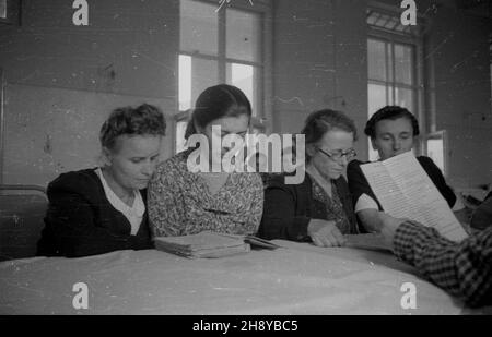 Gdañsk, 1946-08. Klinika Akademii Medycznej we Wrzeszczu, kierowana przez prof. Kornela Michejdê. Pacjentkami kliniki by³y g³ównie ofiary pseudomedycznych eksperymentów dokonywanych przez hitlerowców w obozie konzentracyjnym dla kobiet w Ravensbrück. NZ. Pacjentki w sali szpitalnej. bk PAP/Bogus³aw Lambach Dok³adny dzieñ wydarzenia nieustalony. Danzig, 1946. August. Krankenhaus der Medizinischen Hochschule in Wrzeszcz, verwaltet von Professor Kornel Michejda. Die Patientinnen des Krankenhauses waren vor allem Opfer pseudomedizinischer Experimente, die von den Nazis im Frauenkonzentrationslager in Ravensbrück durchgeführt wurden. Stockfoto