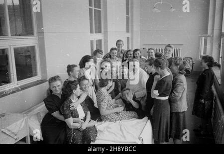 Gdañsk, 1946-08. Klinika Akademii Medycznej we Wrzeszczu, kierowana przez prof. Kornela Michejdê (nz.). Pacjentkami kliniki by³y g³ównie ofiary pseudomedycznych eksperymentów dokonywanych przez hitlerowców w obozie konzentracyjnym dla kobiet w Ravensbrück. bk PAP/Bogus³aw Lambach Dok³adny dzieñ wydarzenia nieustalony. Danzig, 1946. August. Krankenhaus der Medizinischen Hochschule in Wrzeszcz, verwaltet von Professor Kornel Michejda (im Bild). Die Patientinnen des Krankenhauses wurden hauptsächlich Opfer pseudomedizinischer Experimente der Nazis im Frauenkonzentrationslager in Ravensbrück. bk PAP/Bogusl Stockfoto