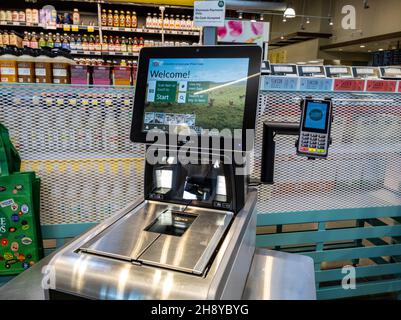 Kirkland, WA USA - ca. September 2021: Blick auf einen Selbstbedienungskiosks in einem Whole Foods-Supermarkt. Stockfoto