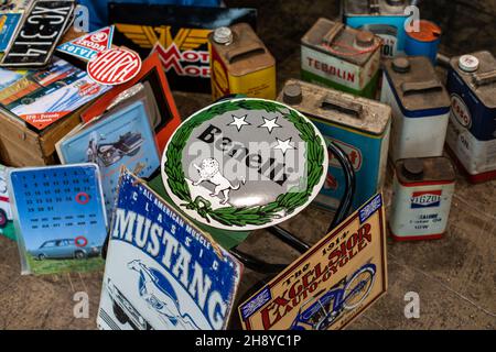 Erinnerungsstücke zu Autos und Motorrädern zum Verkauf auf der Retro & Vintage Design Expo in Helsinki, Finnland Stockfoto