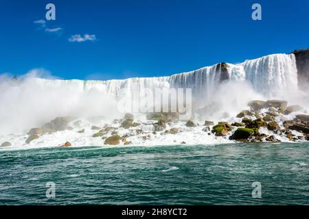 Die American Falls, der zweitgrößte der drei Wasserfälle, die zusammen als Niagara Falls am Niagara River entlang der Kanada-USA-Bor bekannt sind Stockfoto