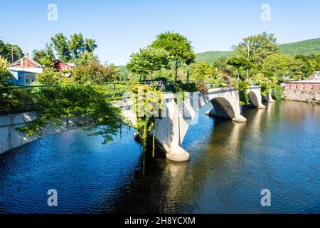 Blumenbrücke in Shelburne Falls, Massachusetts, USA. Die „Bridge of Flowers“ ist eine ehemalige Trolley-Brücke über den Deerfield River, die heute noch Mainta ist Stockfoto