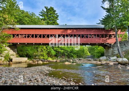 Swift River Bridge, die den Swift River bei Conway, New Hampshire, Vereinigte Staaten von Amerika überquert.die Brücke stammt aus dem Jahr 1869 Stockfoto