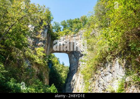 Natural Bridge geologische Formation in Rockbridge County, Virginia, bestehend aus einem 215 Fuß hohen (66 m) natürlichen Bogen mit einer Spannweite von 90 Fuß (27 m). IT i Stockfoto