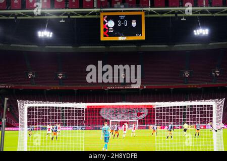 AMSTERDAM, NIEDERLANDE - 2. DEZEMBER: Allgemeine Innenansicht mit leeren Sitzen und Anzeigetafel während des niederländischen Eredivisie-Spiels zwischen Ajax und Willem II in der Johan Cruijff Arena am 2. Dezember 2021 in Amsterdam, Niederlande (Foto: Geert van Erven/Orange Picters) Stockfoto