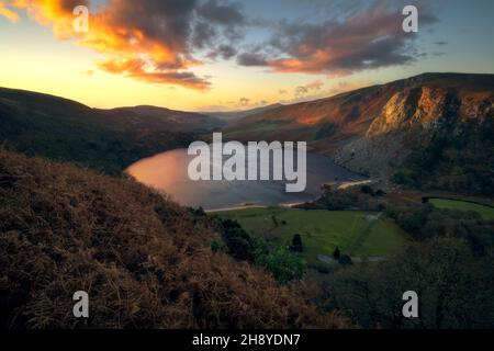 Lough Tay Sonnenaufgang (Guinness Seeblick) in Wicklow Mountains - Irland Stockfoto