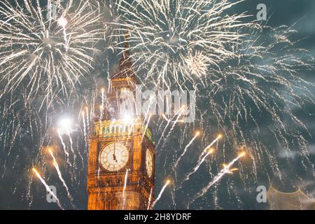 Feuerwerk über den Feierlichkeiten zum Big Ben Neujahr in London, Großbritannien Stockfoto