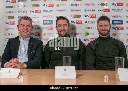 HARTLEPOOL, GBR. DEZ 2ND. Adrian Bevington (l), Direktor von Hartlepool United, sowie Graeme Lee (c) und Michael Nelson, stellvertretender Geschäftsführer, haben auf der Pressekonferenz bekannt gegeben, dass Lee am Donnerstag, dem 2nd. Dezember 2021, zum Manager von Victoria Park in Hartlepool ernannt wurde. (Kredit: Mark Fletcher | MI News) Kredit: MI Nachrichten & Sport /Alamy Live News Stockfoto