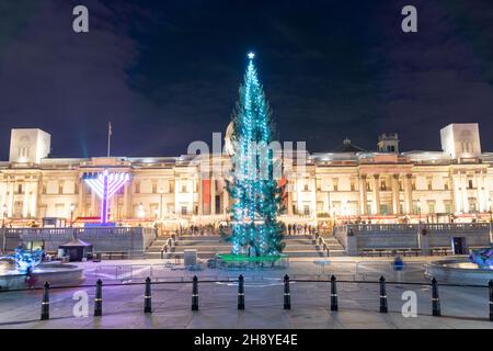 Trafalgar Square, London, Großbritannien, 02. Dezember 2021. Der Trafalgar-Platz ist mit einem 24 Meter hohen, beleuchteten Weihnachtsbaum, einem Norwegen-Angüssen, geschmückt und gefeiert, vor der Nationalgalerie, neben den Wasserbrunnen und dem Weihnachtsmarkt. Die Weihnachtsbaumlichter werden heute Abend in einer traditionellen Zeremonie eingeschaltet. Jedes Jahr ist ein Weihnachtsbaum ein Geschenk des norwegischen Volkes an das britische Volk als Zeichen der Dankbarkeit für die Unterstützung des nordischen Landes während des Zweiten Weltkriegs seit 1947. Quelle: Xiu Bao/Alamy Live News Stockfoto