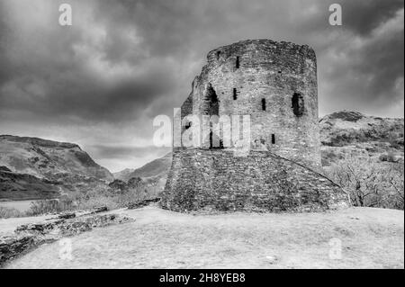 Dies ist die mittelalterliche, runde Turmfestung von Dolbadarn Castle aus dem 13th. Jahrhundert, die von Llewelyn dem Großen in der Nähe des walisischen Dorfes Llanberis erbaut wurde Stockfoto