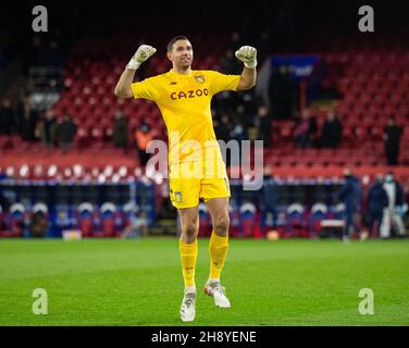 London, Großbritannien. 27th. November 2021. Aston Villa Torwart Emiliano Martinez nach dem Premier League Spiel zwischen Crystal Palace und Aston Villa im Selhurst Park, London, England am 27. November 2021. Foto von Andrew Aleksiejczuk/Prime Media Images. Quelle: Prime Media Images/Alamy Live News Stockfoto