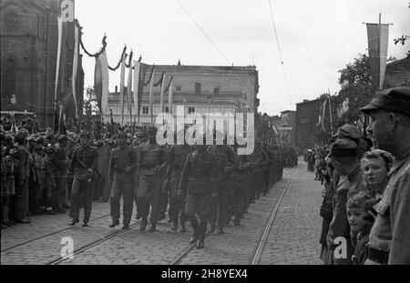 Bydgoszcz, 1946-09-01. W obchodzonym uroczyœcie dniu œwiêta Lotnictka Polskiego odbywa³o siê jednoczeœnie zamkniêcie obchodów 600 lecia istnienia Bydgoszczy. Fina³owym akcentem by³a wielka defilada oddzia³ów Wojska Polskiego, któr¹ przyj¹³ marsza³ek Micha³ Rola-¯ymierski. mw PAP Bydgoszcz, 1. September 1946. Der Tag der polnischen Luftfahrt fiel mit den Feierlichkeiten anlässlich des 600th-jährigen Bestehens von Bydgoszcz zusammen. Die Feierlichkeiten endeten mit einer Gala-Parade der polnischen Streitkräfte vor dem polnischen Marschall Michal Rola-Zymierski. mw PAP Stockfoto