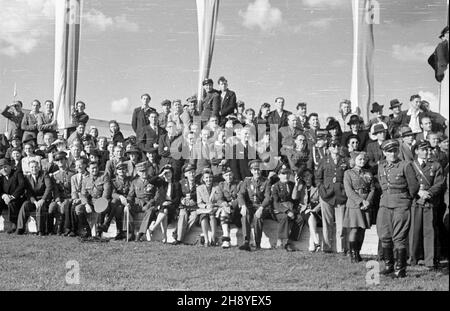 Bydgoszcz, 1946-09-01. Œwiêto Lotnictka Polskiego zbieg³o siê z zakoñczeniem obchodów 600 lecia istnienia Bydgoszczy. Zorganizowane z rozmachem podniebne pokazy zgromadzi³y ok. 100 tys. widzów. mw PAP Bydgoszcz, 1. September 1946. Der Tag der polnischen Luftfahrt fiel mit dem Abschluss der Feierlichkeiten zum 600th-jährigen Bestehen von Bydgoszcz zusammen. Eine ähnliche Flugshow zog etwa 100.000 Zuschauer an. mw PAP Stockfoto