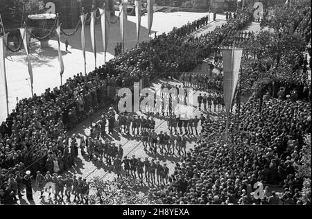 Bydgoszcz, 1946-09-01. W obchodzonym uroczyœcie dniu œwiêta Lotnictka Polskiego odbywa³o siê jednoczeœnie zamkniêcie obchodów 600 lecia istnienia Bydgoszczy. Fina³owym akcentem by³a wielka defilada oddzia³ów Wojska Polskiego, któr¹ przyj¹³ marsza³ek Micha³ Rola-¯ymierski. NZ. Defilada harcerzy. mw PAP Bydgoszcz, 1. September 1946. Der Tag der polnischen Luftfahrt fiel mit den Feierlichkeiten anlässlich des 600th-jährigen Bestehens von Bydgoszcz zusammen. Die Feierlichkeiten endeten mit einer Gala-Parade der polnischen Streitkräfte vor dem polnischen Marschall Michal Rola-Zymierski. Im Bild: Pfadfinderparade. mw PAP Stockfoto