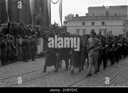 Bydgoszcz, 1946-09-01. W obchodzonym uroczyœcie dniu œwiêta Lotnictka Polskiego odbywa³o siê jednoczeœnie zamkniêcie obchodów 600 lecia istnienia Bydgoszczy. Fina³owym akcentem by³a wielka defilada oddzia³ów Wojska Polskiego, któr¹ przyj¹³ marsza³ek Micha³ Rola-¯ymierski. mw PAP Bydgoszcz, 1. September 1946. Der Tag der polnischen Luftfahrt fiel mit den Feierlichkeiten anlässlich des 600th-jährigen Bestehens von Bydgoszcz zusammen. Die Feierlichkeiten endeten mit einer Gala-Parade der polnischen Streitkräfte vor dem polnischen Marschall Michal Rola-Zymierski. mw PAP Stockfoto