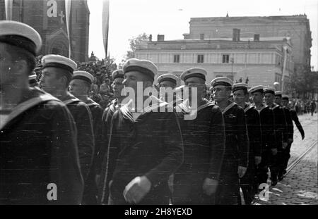 Bydgoszcz, 1946-09-01. W obchodzonym uroczyœcie dniu œwiêta Lotnictka Polskiego odbywa³o siê jednoczeœnie zamkniêcie obchodów 600 lecia istnienia Bydgoszczy. Fina³owym akcentem by³a wielka defilada oddzia³ów Wojska Polskiego, któr¹ przyj¹³ marsza³ek Micha³ Rola-¯ymierski. NZ. defiluj¹ marynarze flotylli rzecznej. mw PAP/PAP Bydgoszcz, 1. September 1946. Der Tag der polnischen Luftfahrt fiel mit den Feierlichkeiten anlässlich des 600th-jährigen Bestehens von Bydgoszcz zusammen. Die Feierlichkeiten endeten mit einer Gala-Parade der polnischen Streitkräfte vor dem polnischen Marschall Michal Rola-Zymierski. Im Bild: Flottille se Stockfoto