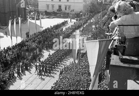 Bydgoszcz, 1946-09-01. W obchodzonym uroczyœcie dniu œwiêta Lotnictka Polskiego odbywa³o siê jednoczeœnie zamkniêcie obchodów 600 lecia istnienia Bydgoszczy. Fina³owym akcentem by³a wielka defilada oddzia³ów Wojska Polskiego, któr¹ przyj¹³ marsza³ek Micha³ Rola-¯ymierski. mw PAP Bydgoszcz, 1. September 1946. Der Tag der polnischen Luftfahrt fiel mit den Feierlichkeiten anlässlich des 600th-jährigen Bestehens von Bydgoszcz zusammen. Die Feierlichkeiten endeten mit einer Gala-Parade der polnischen Streitkräfte vor dem polnischen Marschall Michal Rola-Zymierski. mw PAP Stockfoto