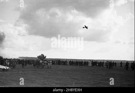 Bydgoszcz, 1946-09-01. Œwiêto Lotnictka Polskiego zbieg³o siê z zakoñczeniem obchodów 600 lecia istnienia Bydgoszczy. Zorganizowane z rozmachem podniebne pokazy zgromadzi³y ok. 100 tys. widzów. mw PAP Bydgoszcz, 1. September 1946. Der Tag der polnischen Luftfahrt fiel mit dem Abschluss der Feierlichkeiten zum 600th-jährigen Bestehen von Bydgoszcz zusammen. Eine ähnliche Flugshow zog etwa 100.000 Zuschauer an. mw PAP Stockfoto