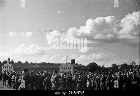 Bydgoszcz, 1946-09-01. Œwiêto Lotnictka Polskiego zbieg³o siê z zakoñczeniem obchodów 600 lecia istnienia Bydgoszczy. Zorganizowane z rozmachem podniebne pokazy zgromadzi³y ok. 100 tys. widzów. NZ. Masowy przelot eskadr lotniczych nad miastem wywo³a³ ogromne wra¿enie. mw PAP Bydgoszcz, 1. September 1946. Der Tag der polnischen Luftfahrt fiel mit dem Abschluss der Feierlichkeiten zum 600th-jährigen Bestehen von Bydgoszcz zusammen. Eine ähnliche Flugshow zog etwa 100.000 Zuschauer an. Im Bild: Die Flüge von Luftwaffengeschwadern über die Stadt machten einen ganz großen Eindruck. mw PAP Stockfoto