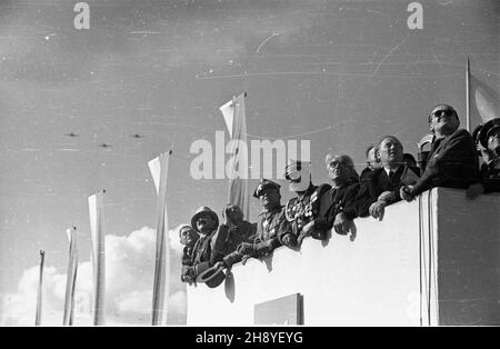 Bydgoszcz, 1946-09-01. Œwiêto Lotnictka Polskiego zbieg³o siê z zakoñczeniem obchodów 600 lecia istnienia Bydgoszczy. Zorganizowane z rozmachem podniebne pokazy zgromadzi³y ok. 100 tys. widzów. NZ. na trybunie honorowej m.in.: Minister lasów Stanis³aw Tkaczow (2L), Minister informacji i propagandy Stefan Matuszewski (3L), marsza³ek Micha³ Rola-¯ymierski (4L). mw PAP Bydgoszcz, 1. September 1946. Der Tag der polnischen Luftfahrt fiel mit dem Abschluss der Feierlichkeiten zum 600th-jährigen Bestehen von Bydgoszcz zusammen. Eine ähnliche Flugshow zog etwa 100.000 Zuschauer an. In der Box Forstminister Stanisl Stockfoto