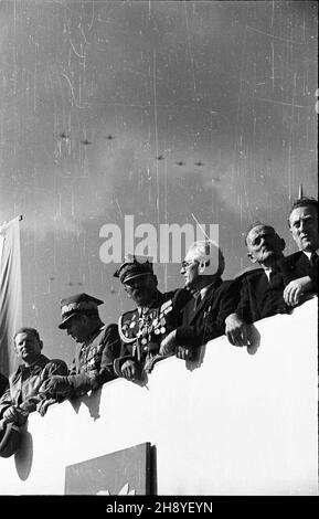 Bydgoszcz, 1946-09-01. Œwiêto Lotnictka Polskiego zbieg³o siê z zakoñczeniem obchodów 600 lecia istnienia Bydgoszczy. Zorganizowane z rozmachem podniebne pokazy zgromadzi³y ok. 100 tys. widzów. NZ. na trybunie honorowej m.in.: Minister informacji i propagandy Stefan Matuszewski (1L), marsza³ek Micha³ Rola-¯ymierski (2L). mw PAP Bydgoszcz, 1. September 1946. Der Tag der polnischen Luftfahrt fiel mit dem Abschluss der Feierlichkeiten zum 600th-jährigen Bestehen von Bydgoszcz zusammen. Eine ähnliche Flugshow zog etwa 100.000 Zuschauer an. In der Box Informations- und Propagandaminister Stefan Matuszewski (1st v. Stockfoto