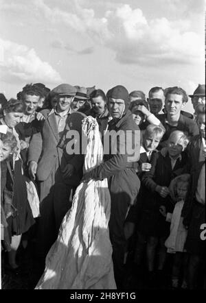 Bydgoszcz, 1946-09-01. Uroczystoœciom dnia œwiêta Lotnictka Polskiego towarzyszy³o zamkniêcie obchodów 600 lecia istnienia Bydgoszczy. Pokazy podniebne zgromadzi³y ok. 100 tys. widzów. NZ. Skoczek spadochronowy. mw PAP Bydgoszcz, 1. September 1946. Die Feierlichkeiten zum Tag der Luftfahrt fielen mit einer Zeremonie zusammen, die die Feierlichkeiten zum 600th-jährigen Bestehen der Stadt abwickelte. Die Airshow zog etwa 100,00 Menschen an. Im Bild: Ein Fallschirmjäger. mw PAP Stockfoto