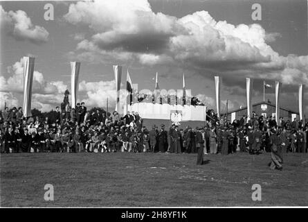 Bydgoszcz, 1946-09-01. Uroczystoœciom dnia œwiêta Lotnictka Polskiego towarzyszy³o zamkniêcie obchodów 600 lecia istnienia Bydgoszczy. Pokazy lotnicze zgromadzi³y ok. 100 tys. widzów. NZ. Trybuna honorowa. mw PAP Bydgoszcz, 1. September 1946. Die Feierlichkeiten zum Tag der Luftfahrt fielen mit einer Zeremonie zusammen, die die Feierlichkeiten zum 600th-jährigen Bestehen der Stadt abwickelte. Die Airshow zog etwa 100,00 Menschen an. Bild: Die Box. mw PAP Stockfoto