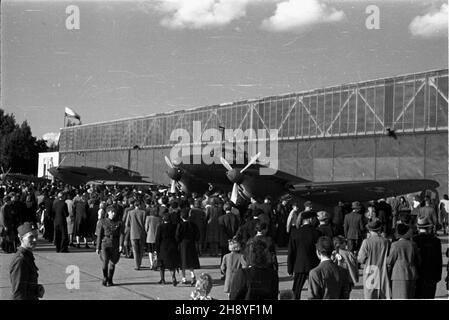 Bydgoszcz, 1946-09-01. W obchodzonym uroczyœcie dniu œwiêta Lotnictka Polskiego odbywa³o siê jednoczeœnie zamkniêcie obchodów 600 lecia istnienia Bydgoszczy. Pokazy podniebne zgromadzi³y ok. 100 tys. widzów. NZ. Prezentacja samolotów. mw PAP Bydgoszcz, 1. September 1946. Die Feierlichkeiten zum Tag der Luftfahrt fielen mit einer Zeremonie zusammen, die die Feierlichkeiten zum 600th-jährigen Bestehen der Stadt abwickelte. Die Airshow zog etwa 100,00 Menschen an. Im Bild: Eine Flugzeugshow. mw PAP Stockfoto