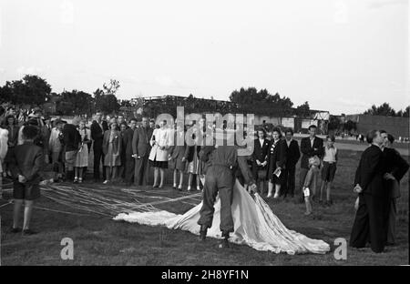 Bydgoszcz, 1946-09-01. W obchodzonym uroczyœcie dniu œwiêta Lotnictka Polskiego odbywa³o siê jednoczeœnie zamkniêcie obchodów 600 lecia istnienia Bydgoszczy. Pokazy podniebne zgromadzi³y ok. 100 tys. widzów. NZ. Skoczek spadochronowy. mw PAP Bydgoszcz, 1. September 1946. Die Feierlichkeiten zum Tag der Luftfahrt fielen mit einer Zeremonie zusammen, die die Feierlichkeiten zum 600th-jährigen Bestehen der Stadt abwickelte. Die Airshow zog etwa 100,00 Menschen an. Im Bild: Ein Fallschirmjäger. mw PAP Stockfoto