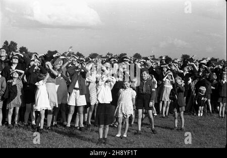 Bydgoszcz, 1946-09-01. W obchodzonym uroczyœcie dniu œwiêta Lotnictka Polskiego odbywa³o siê jednoczeœnie zamkniêcie obchodów 600 lecia istnienia Bydgoszczy. Pokazy lotnicze zgromadzi³y ok. 100 tys. widzów. NZ. publicznoœæ podniebnych ewolucji. mw PAP Bydgoszcz, 1. September 1946. Die Feierlichkeiten zum Tag der Luftfahrt fielen mit einer Zeremonie zusammen, die die Feierlichkeiten zum 600th-jährigen Bestehen der Stadt abwickelte. Die Airshow zog etwa 100,00 Menschen an. Im Bild: Publikum beim Anschauen der Airshow. mw PAP Stockfoto