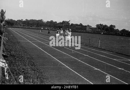 Kraków, 1946-09-07. II Mistrzostwa Polski w Lekkoatletyce na Stadionie Miejskim w Krakowie w dniach 7-8 wrzeœnia 1946 r. NZ. bieg krótkodystansowy. Als PAP/Jerzy Baranowski Krakau, 7. September 1946. Die polnischen Leichtathletik-Meisterschaften 2nd im städtischen Stasium in Krakau fanden vom 7. Bis 8. September 1946 statt. Im Bild: Kurzstreckensprint. Als PAP/Jerzy Baranowski Stockfoto