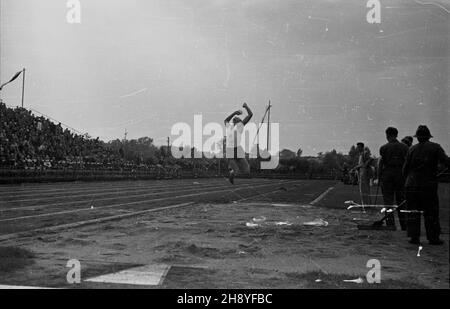 Kraków, 1946-09-07. II Mistrzostwa Polski w Lekkoatletyce na Stadionie Miejskim w Krakowie w dniach 7-8 wrzeœnia 1946 r. NZ. trójskok. Als PAP/Jerzy Baranowski Krakau, 7. September 1946. Die polnischen Leichtathletik-Meisterschaften 2nd im städtischen Stasium in Krakau fanden vom 7. Bis 8. September 1946 statt. Bild: Dreifachsprung. Als PAP/Jerzy Baranowski Stockfoto