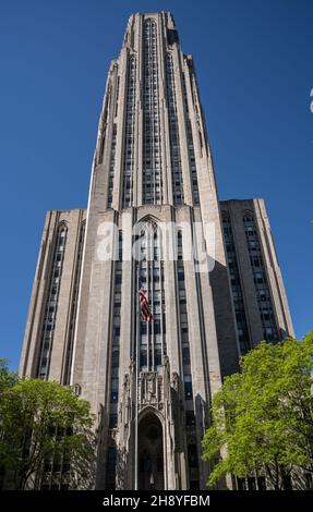 Pittsburgh, Pennsylvania-May 13, 2021: Cathedral of Learning ist ein 42-stöckiges Hochhaus auf dem Campus der University of Pittsburgh. Stockfoto