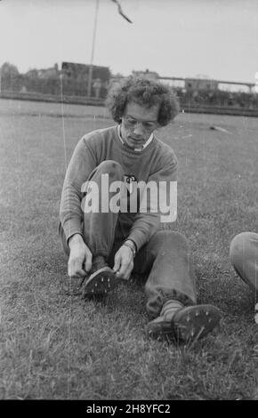 Kraków, 1946-09-07. II Mistrzostwa Polski w Lekkoatletyce na Stadionie Miejskim w Krakowie w dniach 7-8 wrzeœnia 1946 r. NZ. Zawodniczka WKS (Wojskowy Klub Sportowy) Legia Stanis³awa Walasiewiczówna. Als PAP/Jerzy Baranowski Krakau, 7. September 1946. Die polnischen Leichtathletik-Meisterschaften 2nd beim Städtischen Stasium in Krakau fanden vom 7. Bis 8. September 1946 statt. Im Bild: Stanislawa Walasiewiczowna vom WKS (Military Sports Club) Legia. Als PAP/Jerzy Baranowski Stockfoto