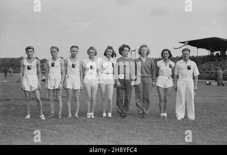 Kraków, 1946-09-07. II Mistrzostwa Polski w Lekkoatletyce na Stadionie Miejskim w Krakowie w dniach 7-8 wrzeœnia 1946 r. NZ. m.in. Jadwiga Wajsówna (3P) i Stanis³awa Walasiewiczówna (4P) wœród zawodników WKS (Wojskowy Klub Sportowy) Legia. As PAP/Jerzy Baranowski Krakau, 7. September 1946. Die polnischen Leichtathletik-Meisterschaften 2nd im städtischen Stasium in Krakau fanden vom 7. Bis 8. September 1946 statt. Im Bild: Jadwiga Wajsowna (3rd von rechts) und Stanislawa Walasiewiczowna (4th von rechts) unter den Sportlern des WKS (Military Sports Club) Legia. Als PAP/Jerzy Baranowski Stockfoto