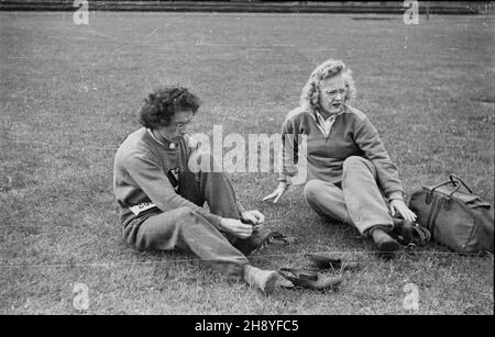 Kraków, 1946-09-07. II Mistrzostwa Polski w Lekkoatletyce na Stadionie Miejskim w Krakowie w dniach 7-8 wrzeœnia 1946 r. Nz. Stanis³awa Walasiewiczówna (L) i Jadwiga Wajsówna. Als PAP/Jerzy Baranowski Krakau, 7. September 1946. Die polnischen Leichtathletik-Meisterschaften 2nd beim Städtischen Stasium in Krakau fanden vom 7. Bis 8. September 1946 statt. . Im Bild: Stanislawa Walasiewiczowna (links) und Jadwiga Wajsowna. Als PAP/Jerzy Baranowski Stockfoto