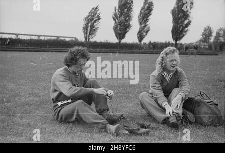 Kraków, 1946-09-07. II Mistrzostwa Polski w Lekkoatletyce na Stadionie Miejskim w Krakowie w dniach 7-8 wrzeœnia 1946 r. Nz. Stanis³awa Walasiewiczówna (L) i Jadwiga Wajsówna. Als PAP/Jerzy Baranowski Krakau, 7. September 1946. Polens Leichtathletik-Meisterschaften 2nd beim Städtischen Stasium in Krakau, die vom 7. Bis 8. September 1946 abgehalten wurden. Im Bild: Stanislawa Walasiewiczowna (links) und Jadwiga Wajsowna. Als PAP/Jerzy Baranowski Stockfoto