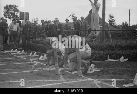 Kraków, 1946-09-07. II Mistrzostwa Polski w Lekkoatletyce na Stadionie Miejskim w Krakowie w dniach 7-8 wrzeœnia 1946 r. NZ. Start sprinterów. Als PAP/Jerzy Baranowski Krakau, 7. September 1946. Die polnischen Leichtathletik-Meisterschaften 2nd beim Städtischen Stasium in Krakau fanden vom 7. Bis 8. September 1946 statt. Im Bild: Sprinter am Start. Stockfoto