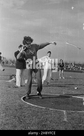 Kraków, 1946-09-07. II Mistrzostwa Polski w Lekkoatletyce na Stadionie Miejskim w Krakowie w dniach 7-8 wrzeœnia 1946 r. NZ. Zawodniczka WKS (Wojskowy Klub Sportowy) Legia Stanis³awa Walasiewiczówna podczas pchniêcia kul¹. Als PAP/Jerzy Baranowski Krakau, 7. September 1946. Die polnischen Leichtathletik-Meisterschaften 2nd im städtischen Stasium in Krakau fanden vom 7. Bis 8. September 1946 statt. Im Bild: Stanislawa Walasiewiczowna beim Schuss. Als PAP/Jerzy Baranowski Stockfoto