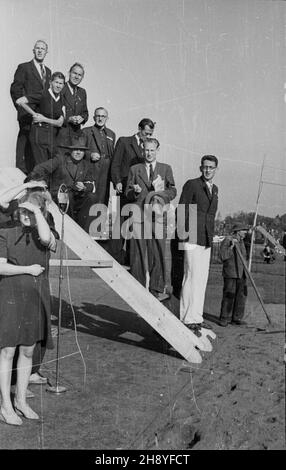 Kraków, 1946-09-07. II Mistrzostwa Polski w Lekkoatletyce na Stadionie Miejskim w Krakowie w dniach 7-8 wrzeœnia 1946 r. NZ. Sprawozdawcy sportowi. Als PAP/Jerzy Baranowski Krakau, 7. September 1946. Die polnischen Leichtathletik-Meisterschaften 2nd im städtischen Stasium in Krakau fanden vom 7. Bis 8. September 1946 statt. Im Bild: Sportreporter. Als PAP/Jerzy Baranowski Stockfoto