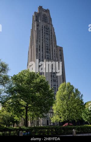 Pittsburgh, Pennsylvania-May 13, 2021: Cathedral of Learning ist ein 42-stöckiges Hochhaus auf dem Campus der University of Pittsburgh. Stockfoto