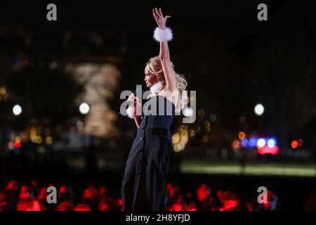 Washington, USA. 02nd Dez 2021. Kristin Chenoweth tritt am 02. Dezember 2021 bei der National Christmas Tree Lighting in der Ellipse vor dem Weißen Haus in Washington, DC auf. (Foto von Oliver Contreras/Sipa USA) Quelle: SIPA USA/Alamy Live News Stockfoto