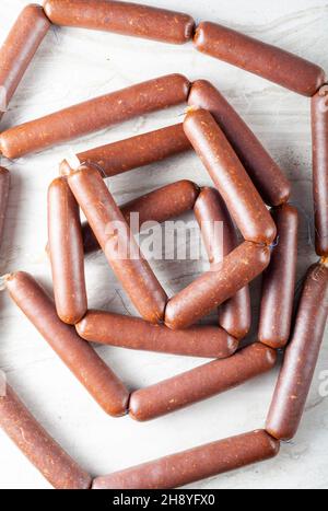 Nahaufnahme isoliertes Bild von Saiten aus hausgemachtem Sucuk oder Wurst, die in der Hülle gestopft und vor dem Trocknen zu Saiten gemacht wurden. Verbrauch von verarbeitetem rotem Fleisch c Stockfoto