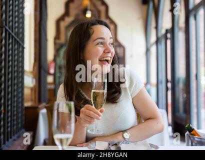 Frau, die im Restaurant sitzt und leckeres Mittagessen hat Stockfoto