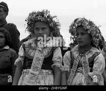 Opole, 1946-09-16. Ogólnopolskie uroczystoœci do¿ynkowe. NZ. Dziewczynki w ludowym stroju opolskim. po/ms PAP/Jerzy Baranowski Opole, 16. September 1946. Nationale Erntefeiern. Im Bild: Mädchen in Opole-Regionalkostümen. po/ms PAP/Jerzy Baranowski Stockfoto