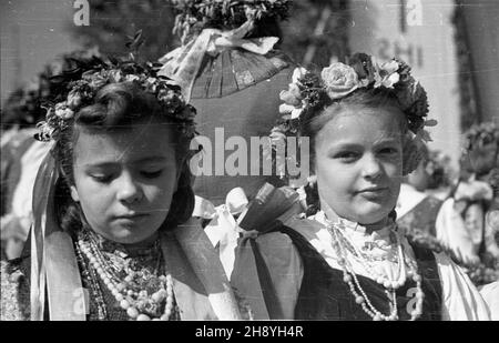 Opole, 1946-09-16. Ogólnopolskie uroczystoœci do¿ynkowe. NZ. Dziewczynki w strojach ludowych. po/ms PAP/Jerzy Baranowski Opole, 16. September 1946. Nationale Erntefeiern. Im Bild: Mädchen in regionalen Kostümen. po/ms PAP/Jerzy Baranowski Stockfoto