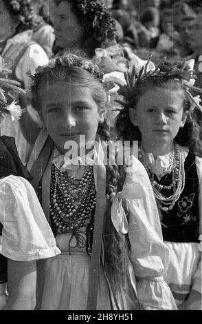 Opole, 1946-09-16. Ogólnopolskie uroczystoœci do¿ynkowe. NZ. Dziewczynki w strojach ludowych. po/ms PAP/Jerzy Baranowski Opole, 16. September 1946. Nationale Erntefeiern. Im Bild: Mädchen in regionalen Kostümen. po/ms PAP/Jerzy Baranowski Stockfoto