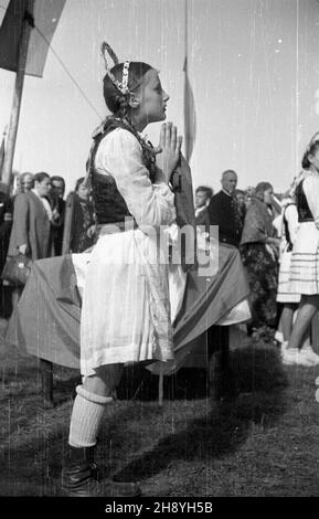 Opole, 1946-09-16. Ogólnopolskie uroczystoœci do¿ynkowe. NZ. Wirni uczestnicz¹ w polowej Mszy Œwiêtej. po/gr PAP/Jerzy Baranowski Opole, 16. September 1946. Nationale Erntefeiern. Im Bild: Gläubige nehmen an der Feldmesse Teil. po/gr PAP/Jerzy Baranowski Stockfoto