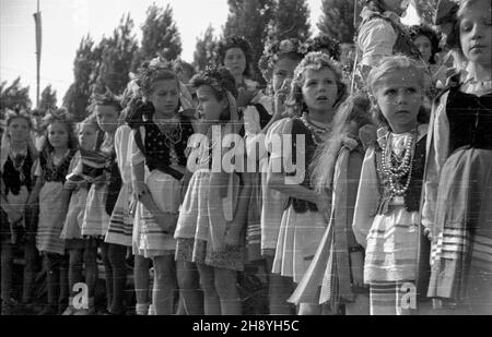 Opole, 1946-09-16. Ogólnopolskie uroczystoœci do¿ynkowe. NZ. Dziewczynki w strojach ludowych. po/ms PAP/Jerzy Baranowski Opole, 16. September 1946. Nationale Erntefeiern. Im Bild: Mädchen in regionalen Kostümen. po/ms PAP/Jerzy Baranowski Stockfoto