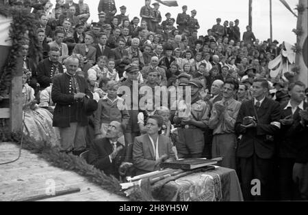 Opole, 1946-09-16. Ogólnopolskie uroczystoœci do¿ynkowe. NZ. Uczestnicy uroczystoœci s³uchaj¹ okolicznoœciowych przemówieñ. po/ms PAP Opole, 16. September 1946. Nationale Erntefeiern. Im Bild: Teilnehmer der Zeremonien hören Reden. po/ms PAP Stockfoto